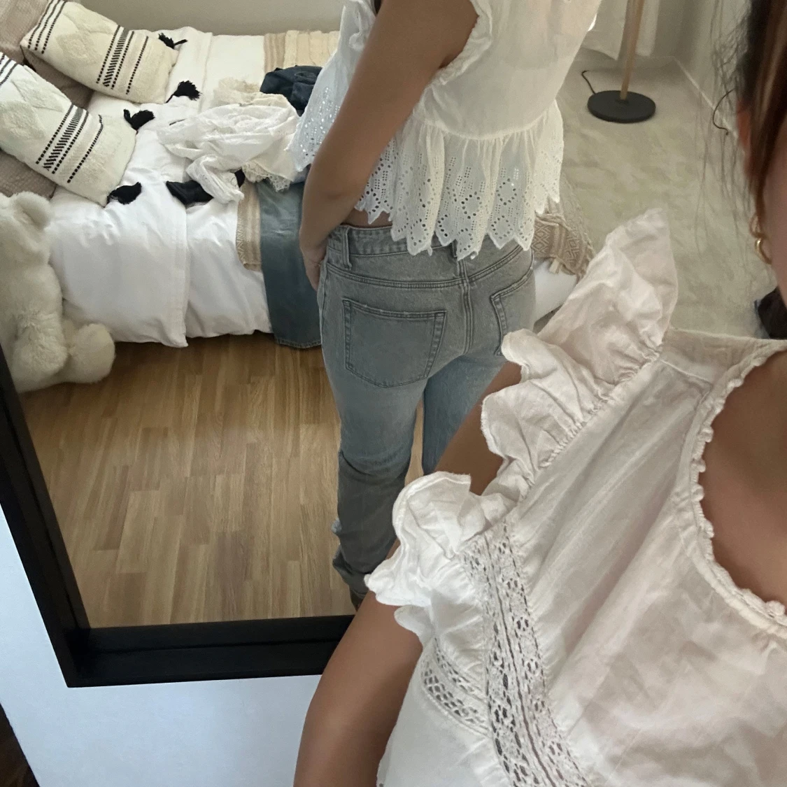 Vit blus med spetsdetaljer - 1