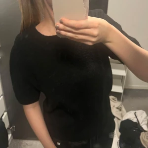 Svart t-shirt - Svart stickad T-shirt från hm💓