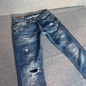 Dondup George Jeans  - Vädligt snygga Dondup George Jeans | Riktigt fet design och väldigt snygg passform | Eftertraktad färg | Byxan är i Vädligt bra skick och har inga tecken på användning | Nypris runt 3k💰| Pris går att diskutera vid snabbare köp | Kontakta vid fler frågor eller funderingar ✔️
