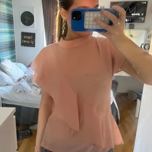 Rosa blus  - Säljer en söt rosa blus från Saint Tropez med volangdetaljer. Storlek S. Liten fläck (sista bilden) köpt på Sellpy men använd få gånger av mig. 100kr+frakt