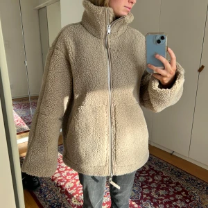 Beige teddyjacka  - Säljer denna populära och eftertraktade teddyjackan från hm
