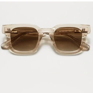 Chimi solglasögon 04 ecru - Snygga solglasögon i en trendig fyrkantig form med transparent beige båge och mörka linser. Perfekta för att ge en stilren touch till din look. De är i nyskick men passade tyvärr inte mig så bra🥰 Skriv privat för fler bilder, frågor osv💞💞