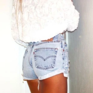 Levi’s shorts - Levi’s 501 jeansshorts. Slitna detaljer men bra skick. Midjemåttet är 33,5 cm och längden är 25 cm. Det är bara att använda köp nu funktionen eller föreslå ett pris 🥰❤️❤️Säljer två par! Gå in på min profil för att hitta de andra 🫶🏼(Första bilden är lånad!)