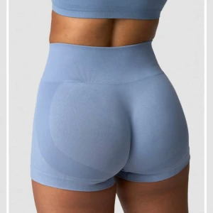 Träningsshorts från ICANIWILL - Snygga blå träningsshorts från ICANIWILL. Storlek xs och helt oanvända. Köptes för 399kr.