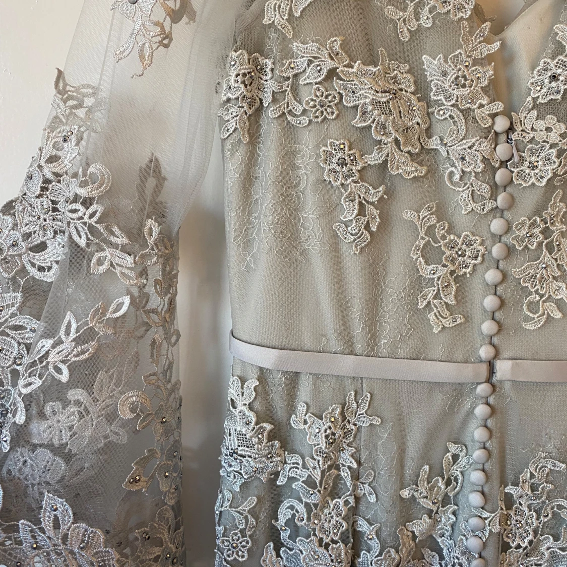 Elegant spetsklänning från Dressroom Linné - 2
