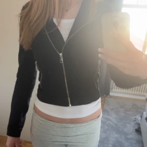 Svart jeansjacka - Snygg jeansjacka i strl xs som passar till allt, skriv i dm vid frågor❤️