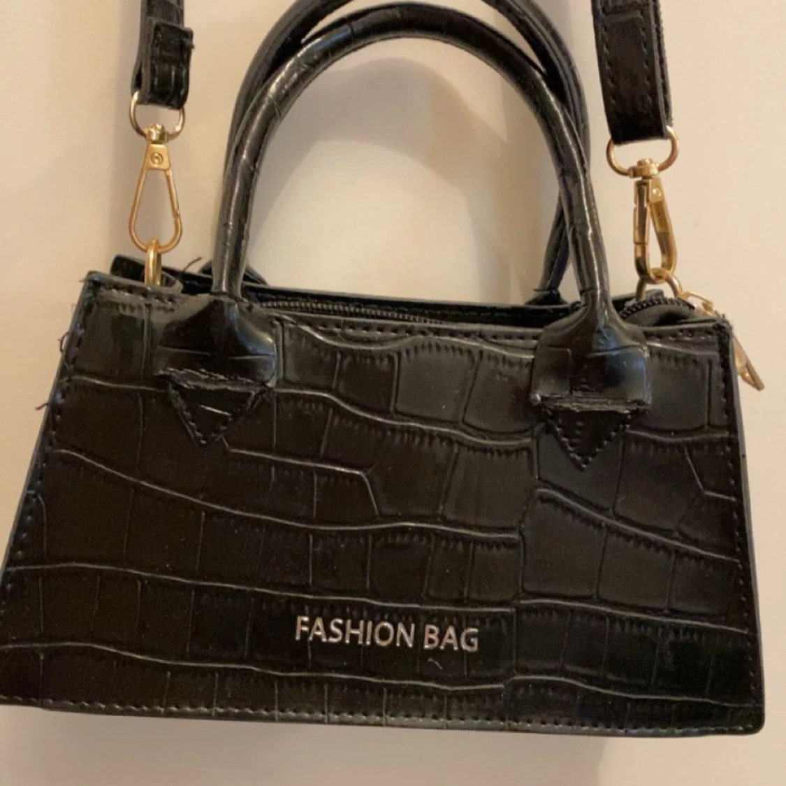 Svart axelväska med krokodilmönster - 1