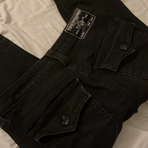 True religion jeans - Svarta bootcut jeans ifrån true religion i storlek 26. I designen becca. Köpte dem på Plick men säljer nu för dem e lite för stora för mig💕