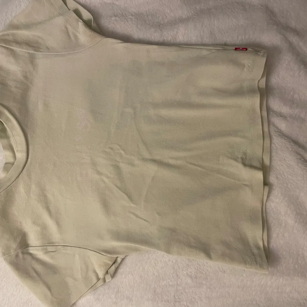 Säljer en stilren ljusgrön t-shirt från Levi's med deras ikoniska logga tryckt på framsidan. T-shirten är kortärmad och gjord i mjuk bomull, perfekt för en avslappnad look. Passar utmärkt till jeans eller shorts. Skicka ett meddelande vid intresse!. T-paidat.