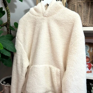 Beige fleece hoodie från Urban Classics - Säljer denna mysiga hoddien som jag köpte till min kille i julklapp men han ville inte ha den så jag provar sälja den..  Köpte för 659kr, mitt pris är 480kr  Den är använd 1 gång. Storleken är M men den passar som M/L