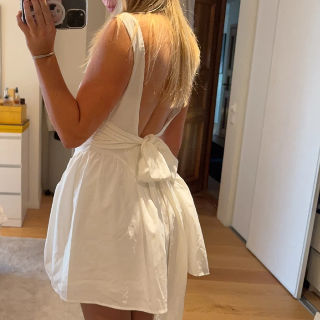 Vit klänning med rosett