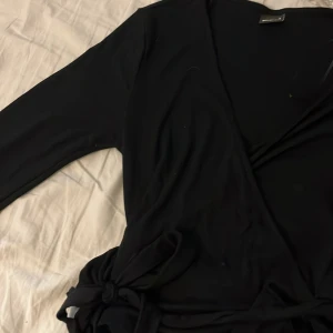 Svart klassisk knyt topp - Svart knyt ballerina tröja ifrån Gina tricot med utsvängda ärmar i storleken S