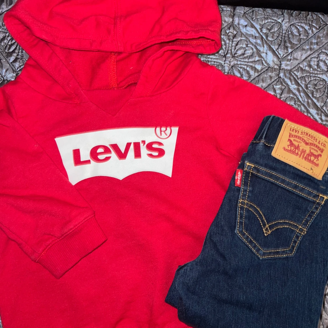 Röd hoodie från Levi's med Jeansbyxor 