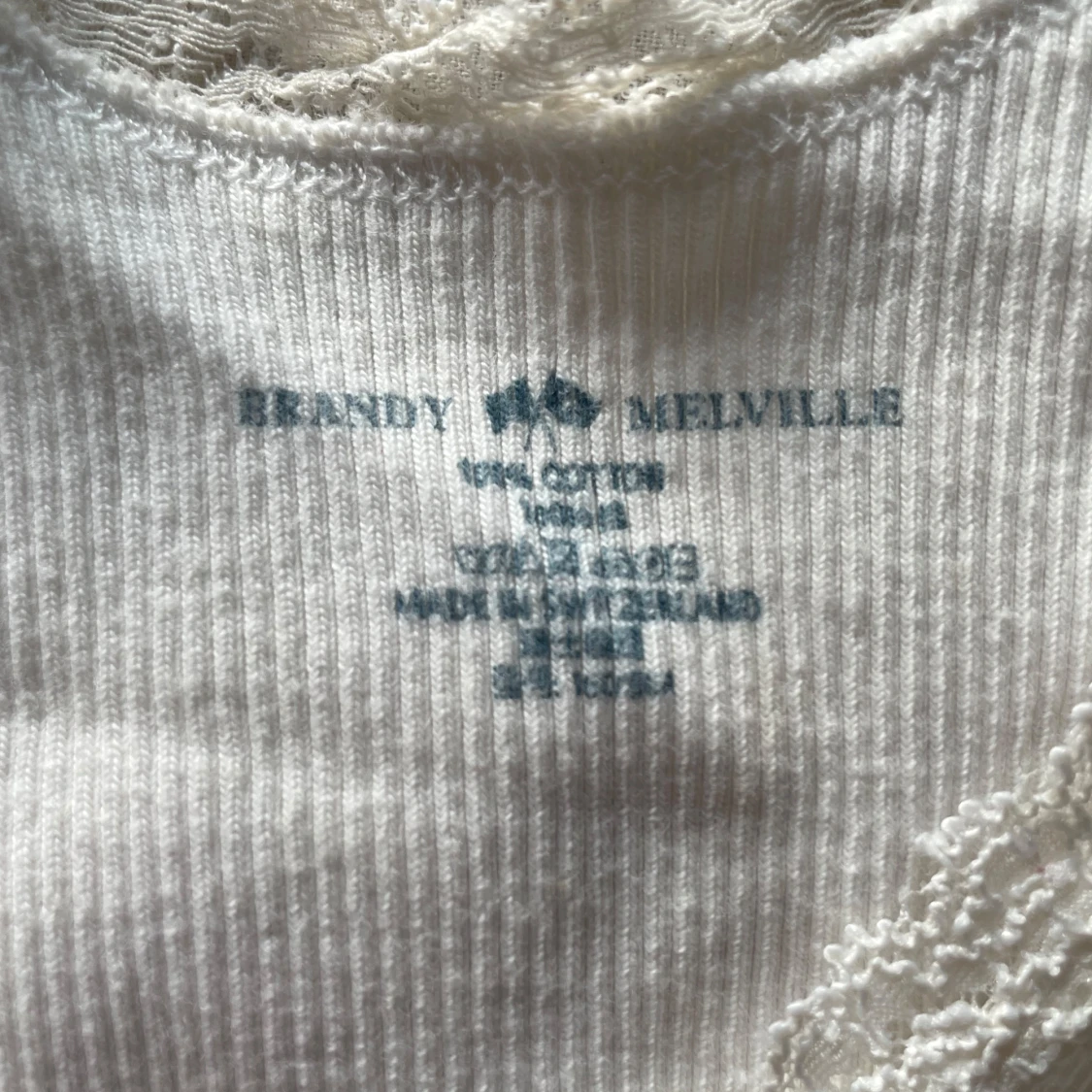 Vit ribbad topp med spets - 2