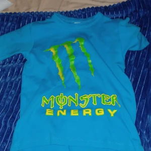 monster t-shirt  - Sitter som en magtröja på mig (jag är 1,58) och jag är inte så mycket för magtröjor så jag säljer den 🙏