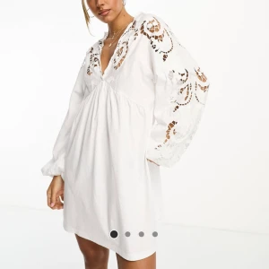 Vit klänning  - Säljer nu denna superfina studentklänningen!Den är endast använd 1 gång, därav som ny. Köpt på Asos för 599kr!🤍