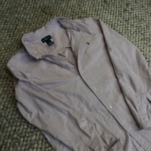 Polo skjorta i viol  - Tja tja! Jag säljer denna riktigt feta polo skjorta i viol och i storlek L och i väldigt bra skick. Tveka inte på att ställa frågor vid funderingar - Mvh Edvin