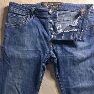 Jacob cohen slim fit jeans - Nyskick | Size 31 sitter som 30/30 | Sitter slim fit | modell 180 65 kg | Nypris 5000-7000 vårt pris 1299 | Medföljer en duk