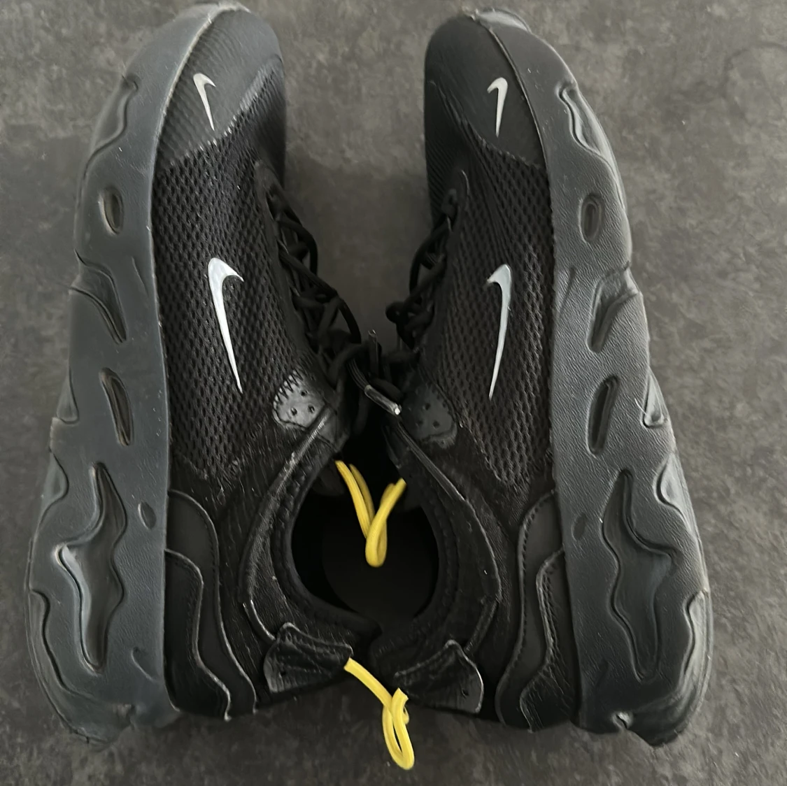 Svarta Nike sneakers med gula detaljer - 4