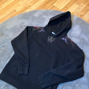 Marcelo burlon hoodie - | Säljer nu en tvärfet hoodie för ett riktigt bra pris | Märke: Marcelo burlon | Storlek: S | Skick: 9/10 | Skriv för fler frågor och bilder :) |