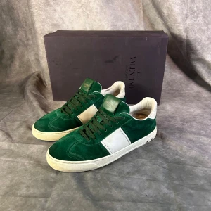 Valentino flycrews - Mycket fint skick endast 1 nit borta | Size 41 passar 42  | box medföljer | Följare får 100 kr rabbat | fraktar spårbart inom 24 timmar med PostNord eller instabox | 