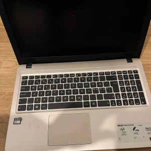 ASUS X540L bärbar dator - Säljer en ASUS X540L bärbar dator med AMD-processor och HDMI-port. Datorn har en silverfärgad design och ett QWERTY-tangentbord. Perfekt för både arbete och underhållning. Lätt och smidig att ta med sig. Går lite långsamt men den är köpt för cirka 1 år och några. Månader har Inte kvar kvitto . 