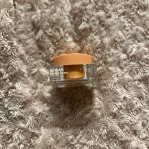 Face Mask från Caia - En lyxig ansiktsmask från Caia i en stilren burk med orange lock. Perfekt för att ge huden en boost av fukt och näring. Kommer i en praktisk förpackning som är lätt att använda. ”Caia red carpet, face mask, glow series, vitamin E+jojoba oil”. Säljer för att den aldrig kommit till användning. ”Återfuktande, glow, näringsgivande” varan är slutsåld på caias webbsida😍🙏🏼🙏🏼💖🥹