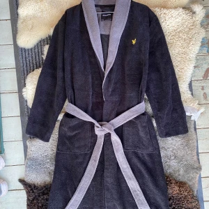 Lyle&scott morgonrock  - Använd ett fåtal gånger inga tecken på slitage. Nypris ca 600kr. Tveka inte på att skriva om du har frågor💬💬. Priset kan diskuteras!