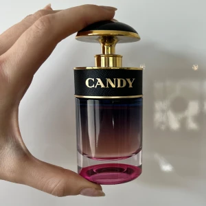Prada Candy Night 30 ml edp - Prada Candy Night är en livfull, beroende framakallande och sensuell doft med noter av apelsin, kakao och vanilj.’  Den är I princip helt full, jag har bara använt ngn enstaka spray🥰 