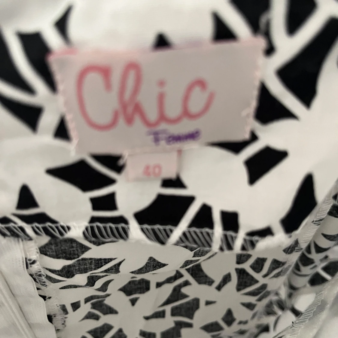 Svartvit mönstrad klänning från Chic