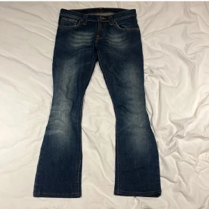 Super fina blå lågmidjade jeans från Nudie Jeans  - Säjer dem här super snygga blå low waist jeansen från Nudie Jeans. De är i storlek w27/L32. Använda ca 3-4 gånger så de är i super bra skick. 💞