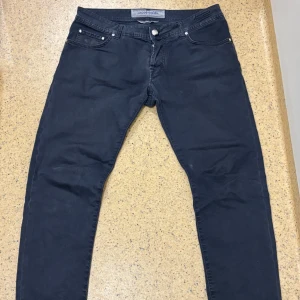 Gråa byxor från Jacob Cohen - Snygga gråa byxor från Jacob Cohen i stil 622. Byxorna är mest lika chinos och är i ett otroligt skönt material som sitter perfekt slim fit. Inga defekter alls och är sparsamt använda. Jeansen är i storlek 34 och passar mig som har 33,32 bra 