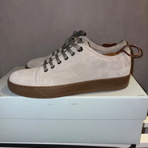 Lanvin skor - Feta lanvins i ljusgrå mocka. Perfekta till våren och sommaren. Storlek 40 men passar även 41. Endast använda i en vecka. Nypris 7200kr. Box och dustbag med kommer. Kom gärna med prisförslag!