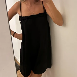 Svart klänning - Från hm, går att ha både med och utan banden uppe. Använd 1 gång så nyskick🙌passar nog flera storlekar 