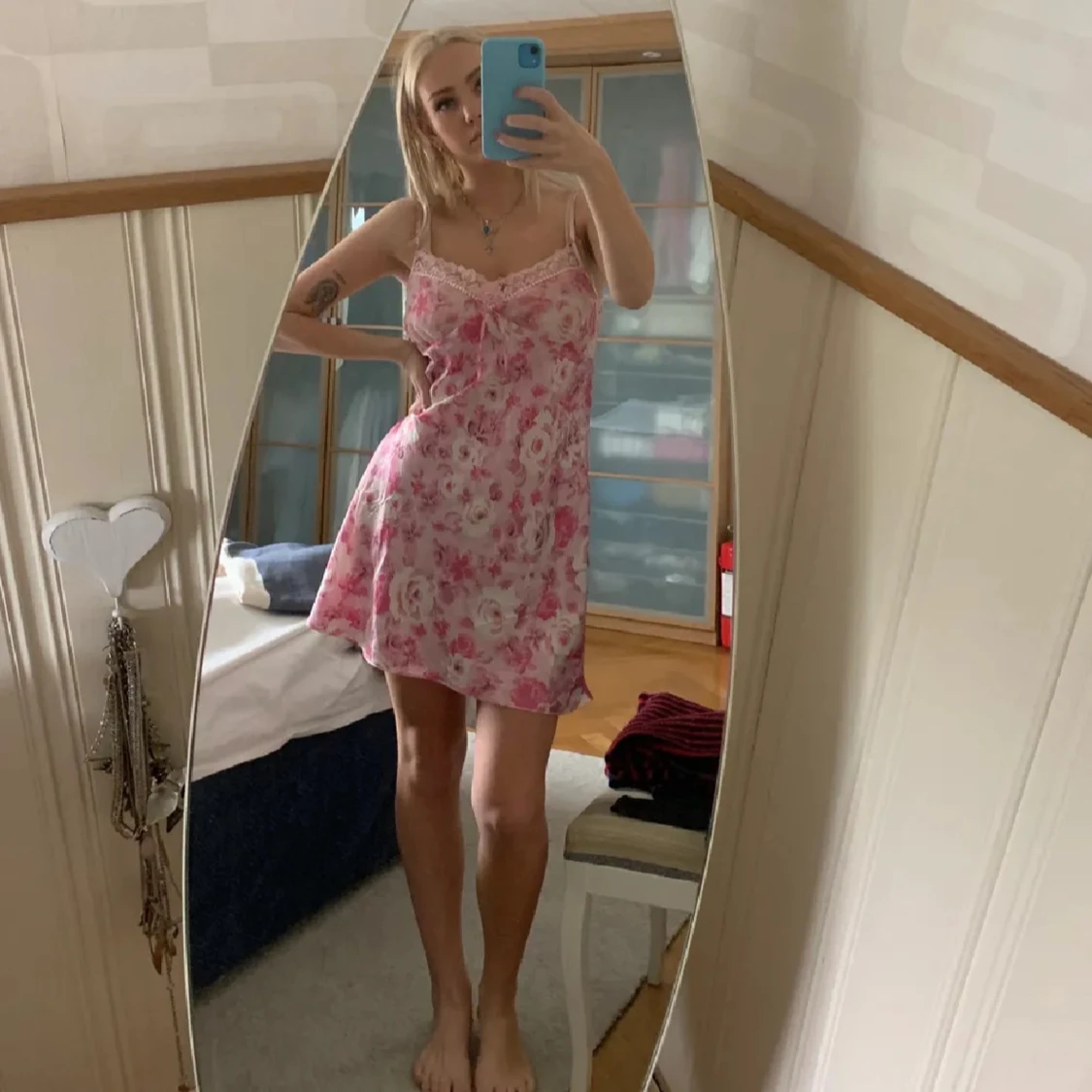 Rosa blommig klänning med spetsdetaljer