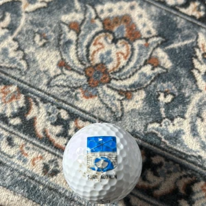 Vit golfboll från Titleist - Säljer en vit golfboll från Titleist med nummer 3. Bollen har en logotyp från sunny kommun och modellen är DT TruSoft. Perfekt för golfentusiaster som söker kvalitet och prestanda på banan. 