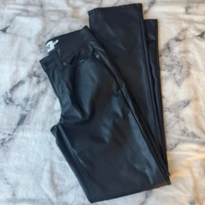 Svarta skinnbyxor - Skin byxor från lager 157 som inte säljs längre. Storlek 32-34. Jättebra skick 