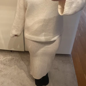 Beige lång kjol med slits vid sidan - Säljer en lång kjol från only med en slits på sidan. Kan vara lite genomskinlig, beror på vad man har under