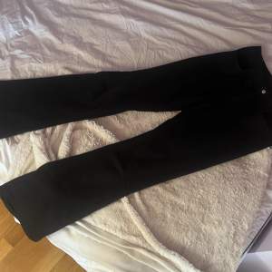 Svarta jeans från ONLY som är bootcut. Som är långa och i storlek L