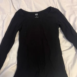 Tröja - Långärmad tröja ifrån lager 157 i svart färg i storlek xs. Använd 1 gång
