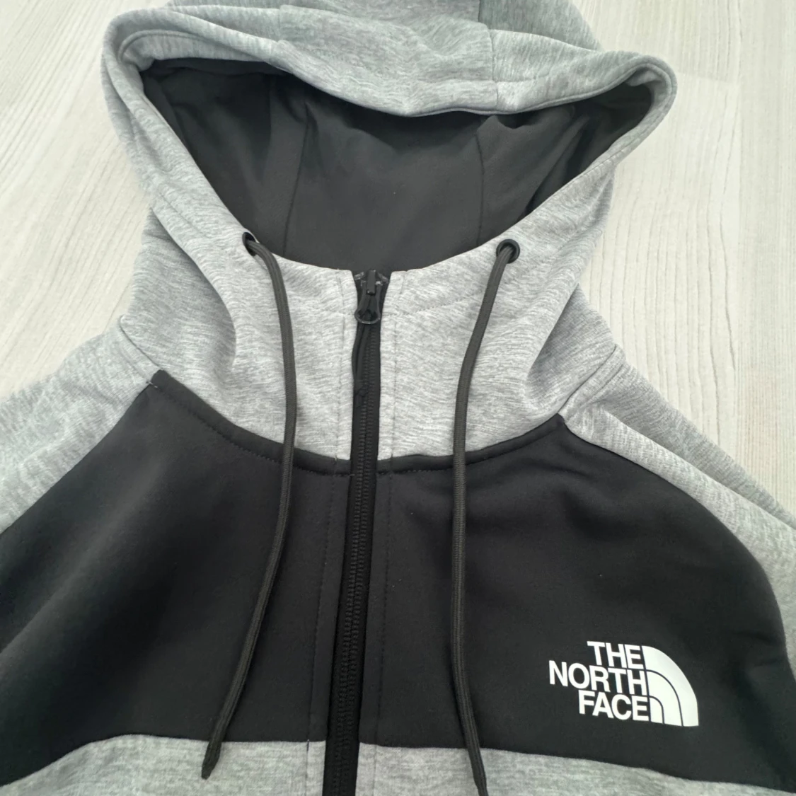 Grå/svarthoodie från The North Face - 1