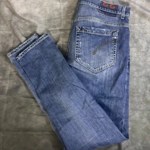 Dondup george slim fit jeans - Mycket fint skick | Size 31 passar w30/30| modell 180 63 kg | Nypris 3500, vårt 749 | Följare får 100 kr rabbat | fraktar spårbart inom 24 timmar med PostNord eller instabox |