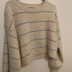 Beige randig tröja från SHEIN - Säljer en mysig beige tröja från SHEIN med blå ränder. Tröjan har en croppad passform och långa ärmar, perfekt för en avslappnad stil. Mjuk o skön 