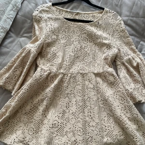 Beige spets tröja/blus från Intimissimi - Säljer en söt beige tröja/blus från Intimissimi. Den har trekvartsärmar och en vacker spetsdesign! Perfekt för vårens och sommarens tillfällen. 💫Den är endast testad då den var för stor för mig