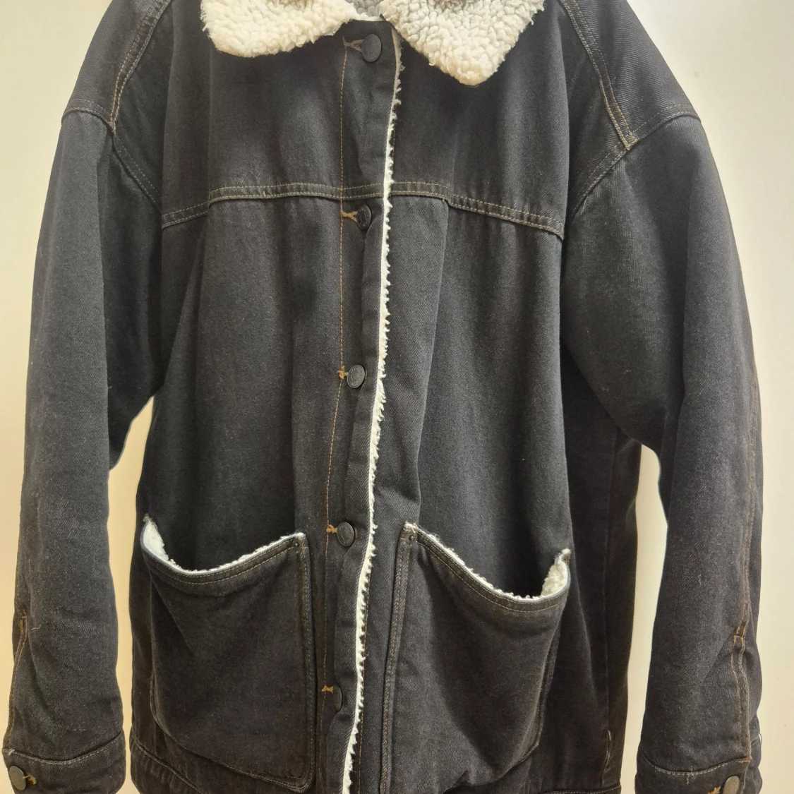 XS Monki svart pilefodrad jeansjacka