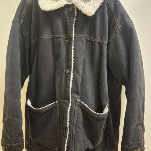 XS Monki svart pilefodrad jeansjacka - Flitigt använd. Fodret är lite slitet och färgat (se tredje bild).