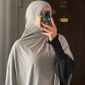 Grå hijab - Elegant grå hijab i mjukt material som ger en stilren look. Perfekt för både vardag och speciella tillfällen. Den neutrala färgen gör den lätt att matcha med olika outfits.