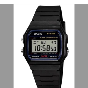 Svart digital klocka från Casio - Säljer en klassisk svart digital klocka från Casio, modell F-91W. Klockan har en rektangulär display med digital tidvisning, alarm och kronograf. Den är vattenresistent och har ett rostfritt stålbaksida. Perfekt för en retro look!