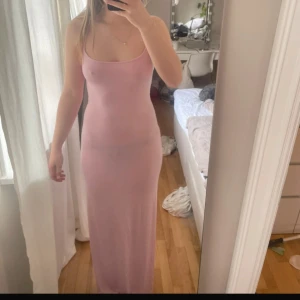 Ljusrosa långklänning från Gina Tricot - jättefin långklänning som ör perfekt till sommaren 