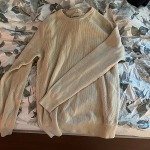 Beige ribbad tröja från Blend - Säljer en helt ny oanavänd beige ribbad tröja från Blend. Tröjan har en klassisk rund hals och långa ärmar, perfekt för en avslappnad look. Passar bra till både jeans och chinos. Stilren för höst och vår! Passar både S & M.